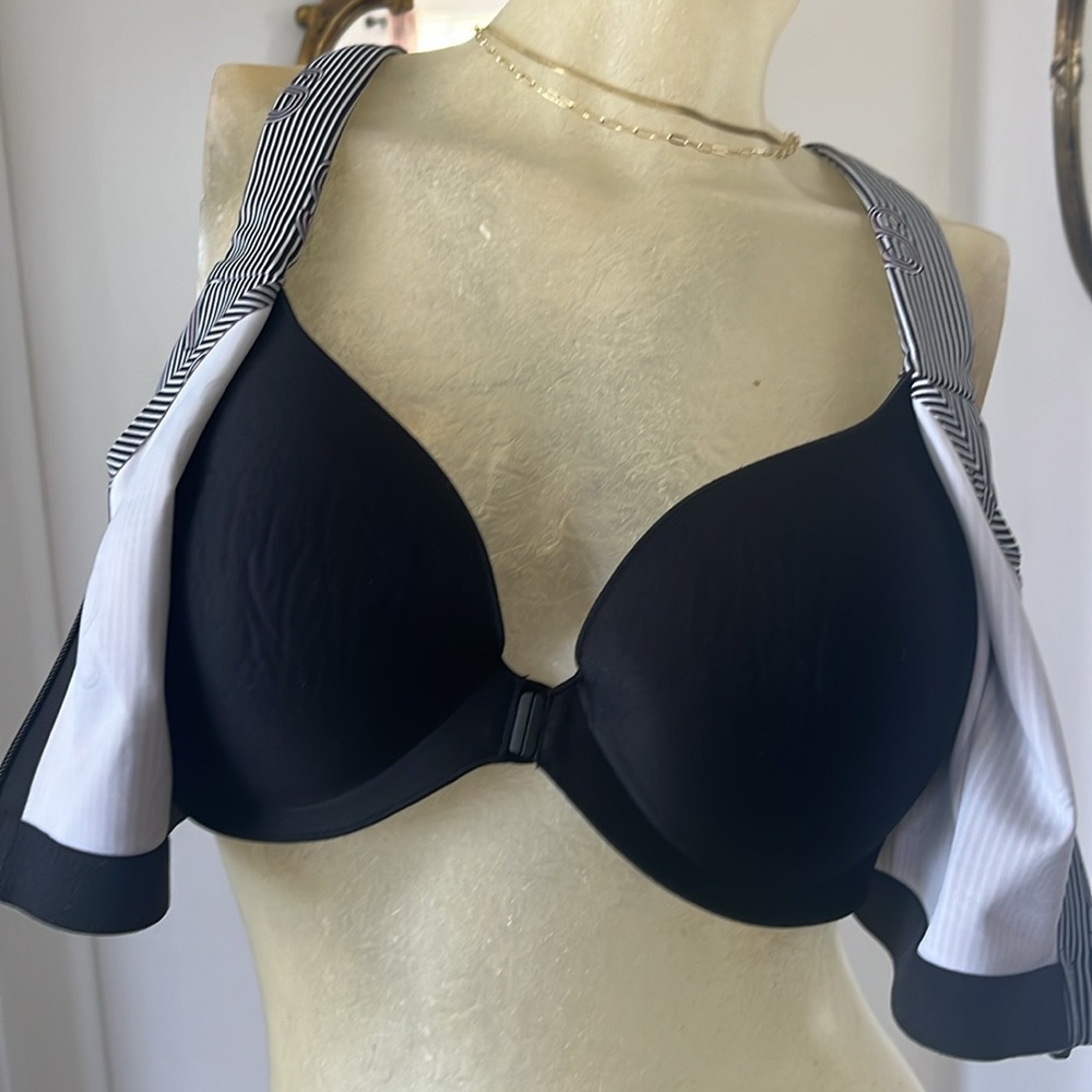Victoria’s Secret Striped Black and White Sports Bra NWOT - Picture 3 of 4